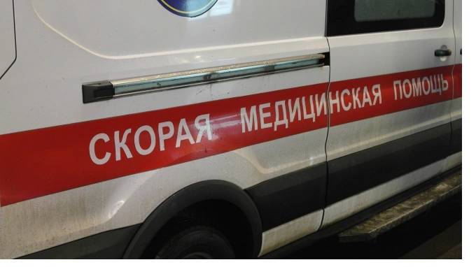В Петербурге госпитализировали девушку после падения с третьего этажа