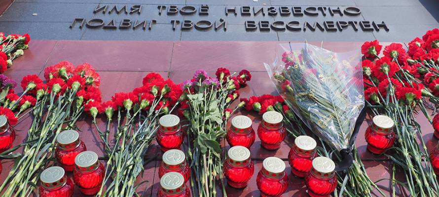 Жителей Петрозаводска приглашают в 4 утра зажечь свечи памяти у Вечного огня