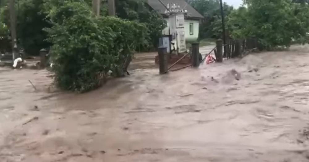 Дороги превратились в реки. До Буковины добрался разрушительный циклон из Крыма (видео)