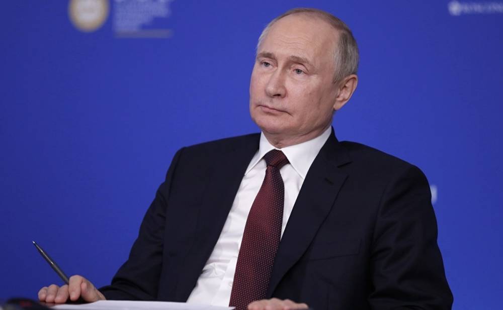 Опрос: число россиян, кто считает Путина выдающейся личностью, сократилось вдвое