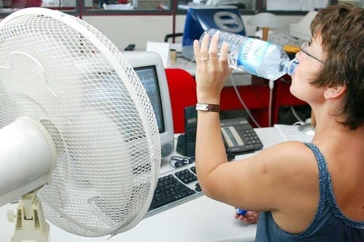 Работодателям посоветовали раньше отпускать сотрудников домой из-за жары