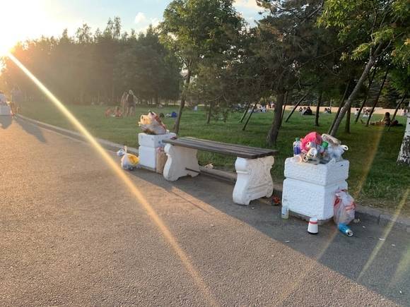 Петербуржцы оставили горы мусора на пляже после жарких выходных (фото)