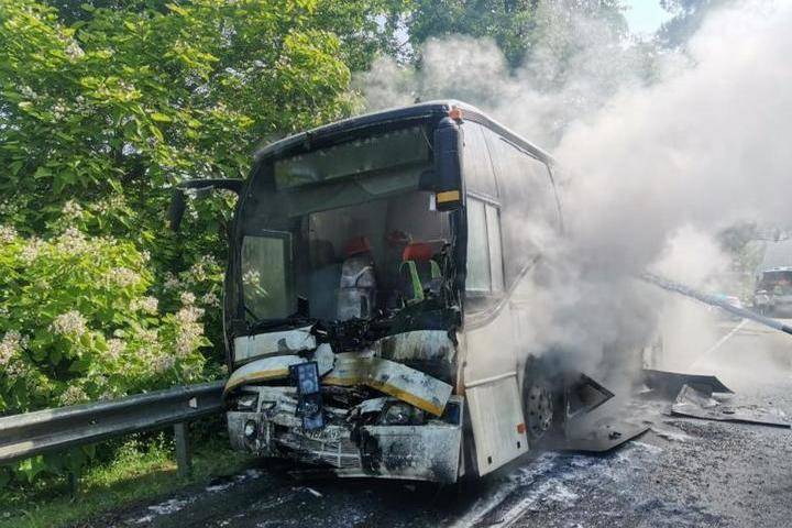 В Туапсинском районе автобус с детьми загорелся после столкновения с другим автобусом