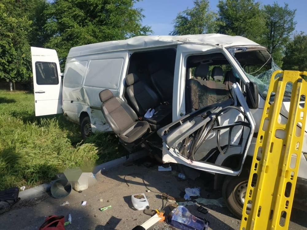 В ДТП в Днепропетровской области погибли два человека, восемь – получили повреждения