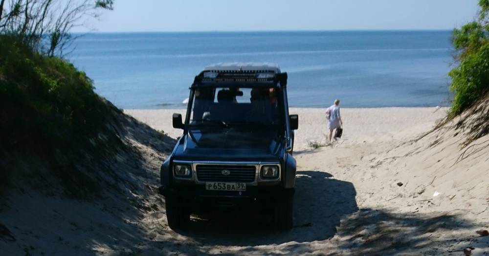 Под Балтийском на пляже с отдыхающими катался внедорожник (фото)
