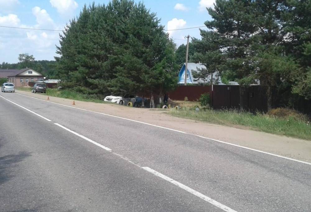 Женщина получила травмы в съехавшей с дороги легковушки в Тверской области