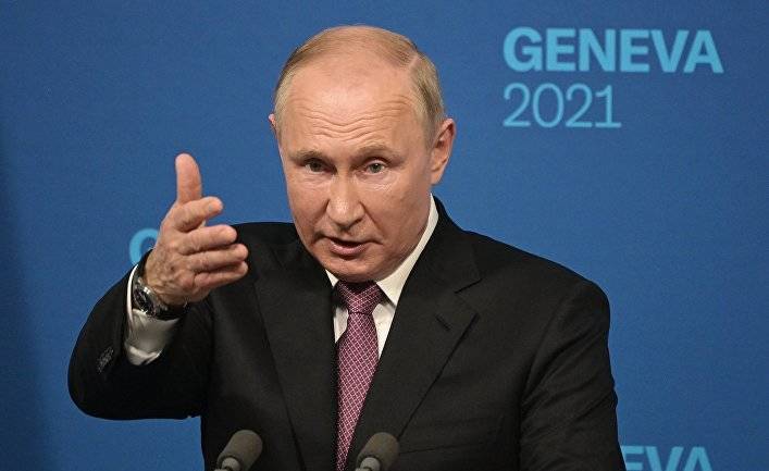 Американцы об ответе Путина на вопрос о правах человека: Путин, в отличие от Байдена, отвечал не с телесуфлера и на все вопросы подряд