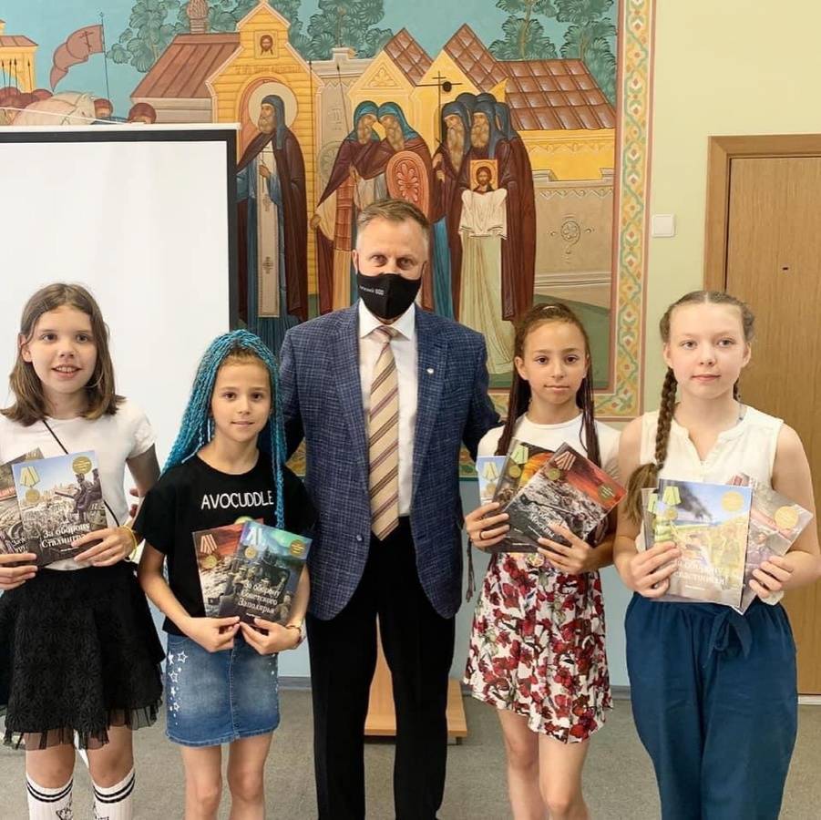20 книг из серии «Прадедушкины медали» получила библиотека школы №102 Нижегородского района