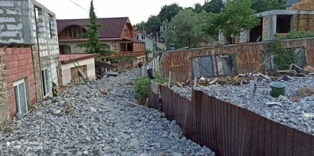 «Камни с неба подвезли!»: В сети опубликовали фотожабу на потоп в Ялте (ФОТО)