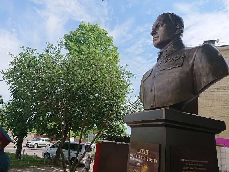 В Смоленске открыли памятник генералу Лукину