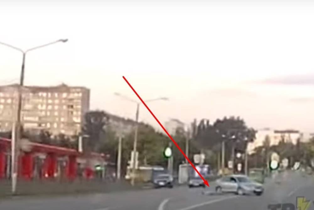 В Харькове из движущейся машины выпал пассажир, видео: "открылась дверь"