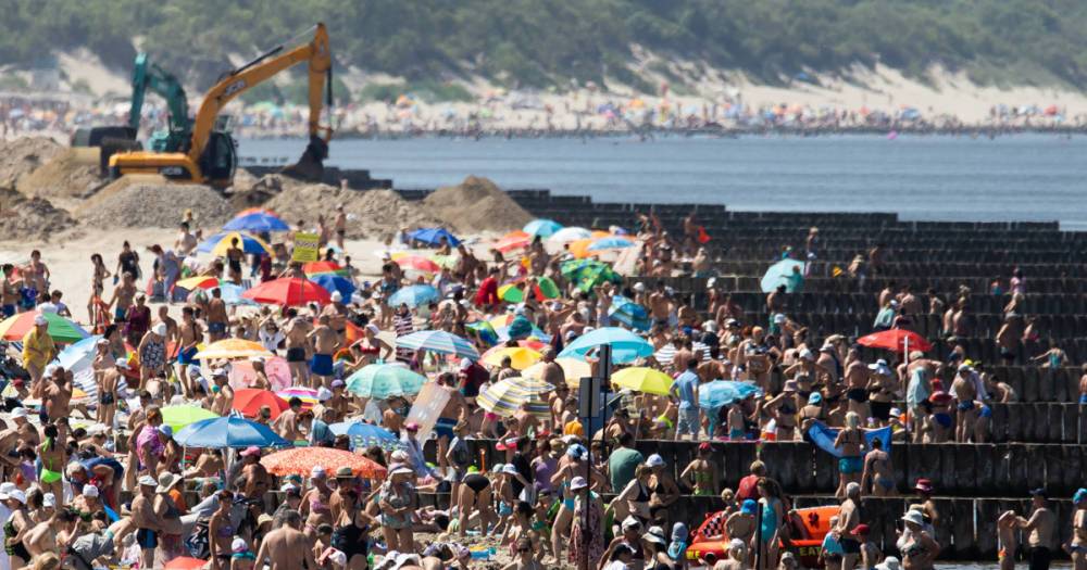 Люди, аттракционы и экскаваторы: что происходит на пляжах в Зеленоградске и Янтарном (фоторепортаж)