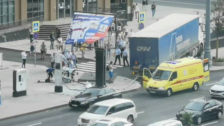 В центре Москвы фура врезалась в подземный переход. Видео