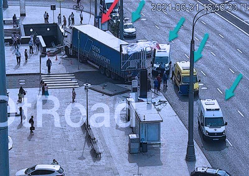 В центре Москвы водителю грузовика стало плохо за рулем, машина вылетела на тротуар