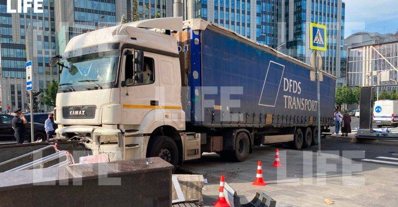В центре Москвы грузовик вылетел на тротуар после того, как водителю стало плохо за рулём