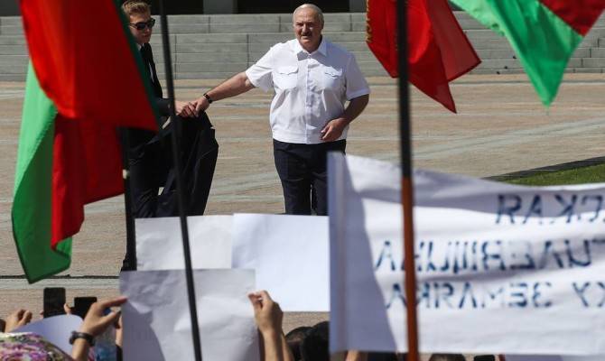 МАЗ, «Белаз» и другие: ЕС ввел новые санкции против чиновников и предприятий Беларуси