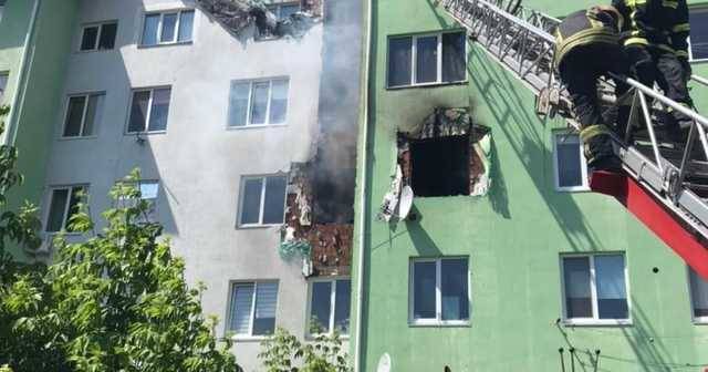 Под Киевом больше трех часов тушили пожар в многоэтажке, где произошел взрыв