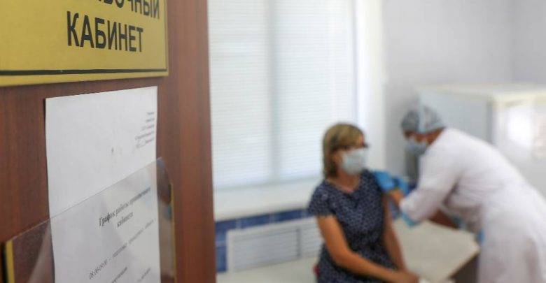 В РАН предостерегли от "вакцинного винегрета" при повторной прививке от ковида