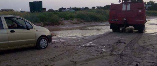 На побережье Азовского моря 20 автомобилей застряли в морском песке: спасатели эвакуировали автомобили и людей