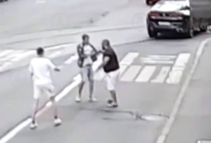 Водитель BMW устроил потасовку с пешеходами на улице Чапаева