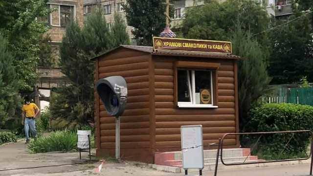 Причащаться эспрессо: в Киеве церковь открыла киоск-кафе
