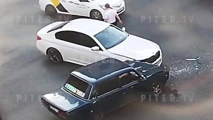 В Петроградском районе на глазах у инспекторов ГИБДД столкнулись два автомобиля