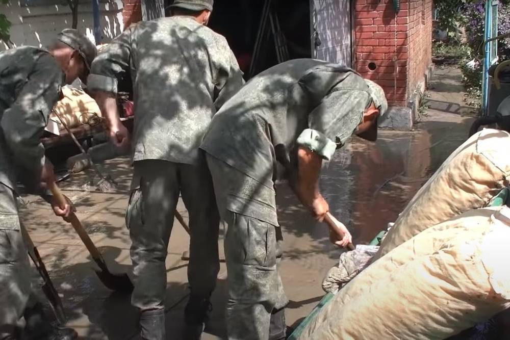 Военные химики продизенфицируют пострадавшие от наводнения районы Крыма