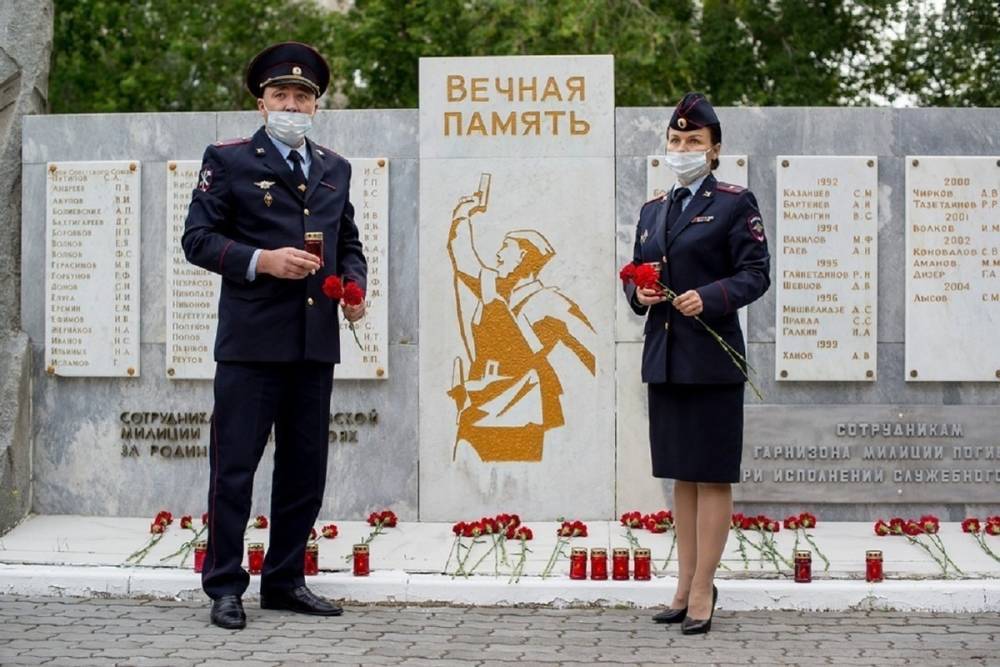 Полицейские в Екатеринбурге возложили цветы к памятнику погибшим в ВОВ