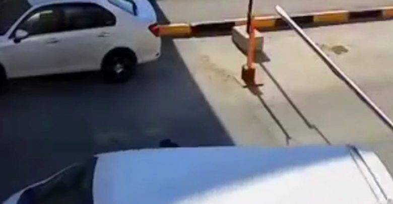 "Ты что делаешь?": Водитель минивэна преднамеренно сбил женщину на Сахалине