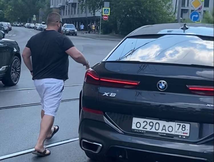 Водитель BMW угрожал расправой кинувшимся под автомобиль парням в Санкт-Петербурге — видео