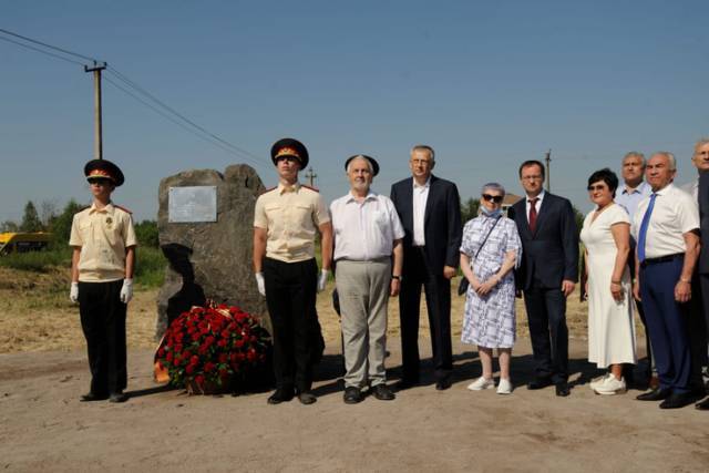 Мемориал жертвам гитлеровского геноцида заложили у деревни Дони