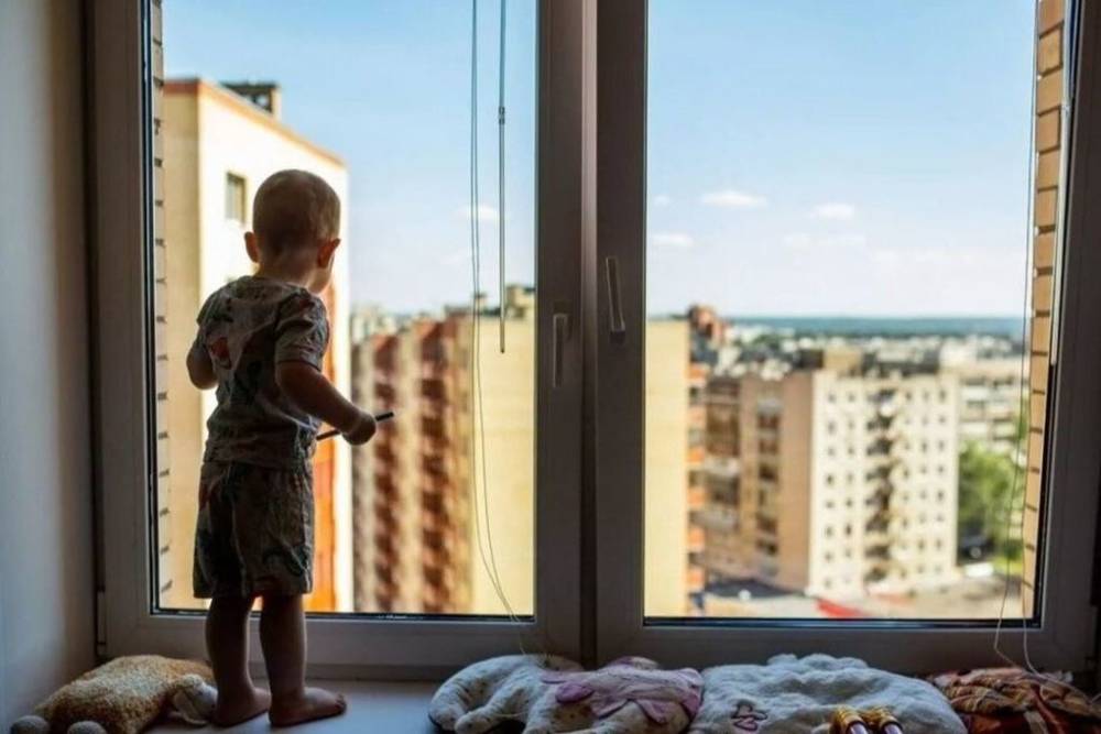 В Тверской области малыш выпал из окна и погиб