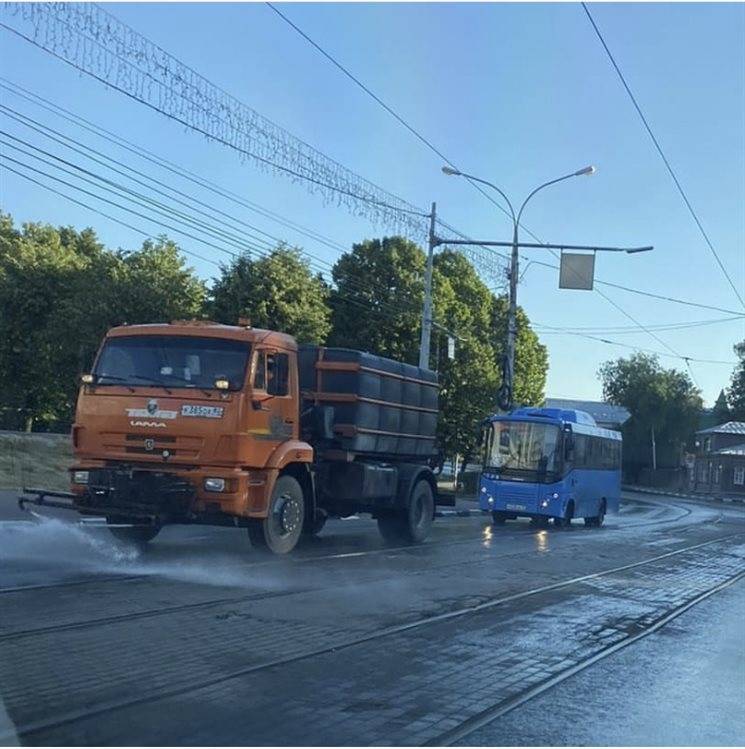 В Ульяновске в жару усиленно увлажняют дороги, ремонт не прекращают