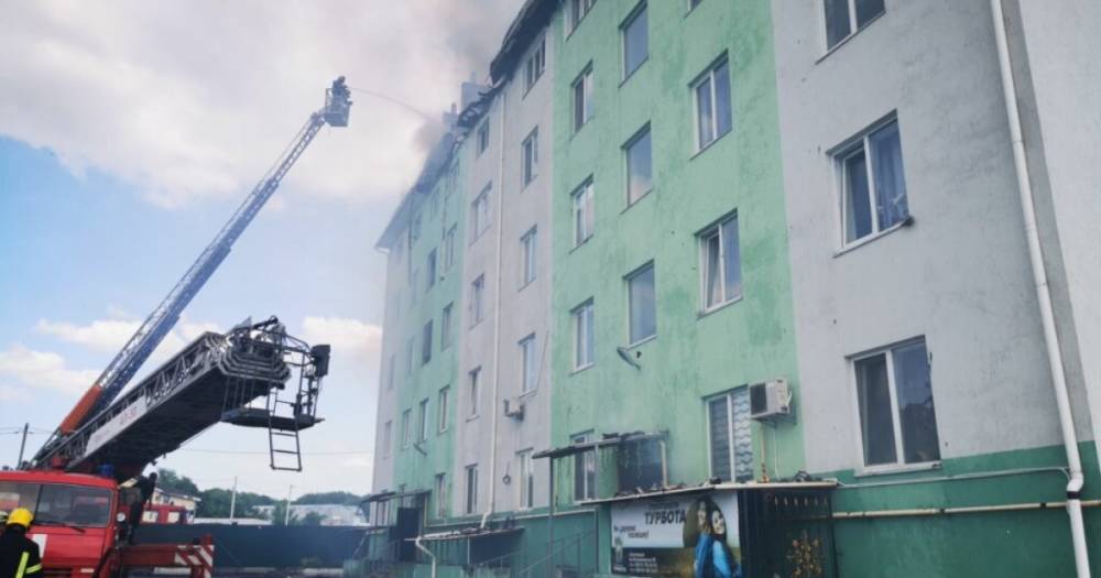 Взрыв и пожар в жилом доме под Киевом: жителей не пускают в их квартиры (ФОТО)