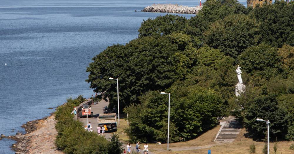 Двум водителям джипов грозит штраф за выезд на пляж в Балтийске