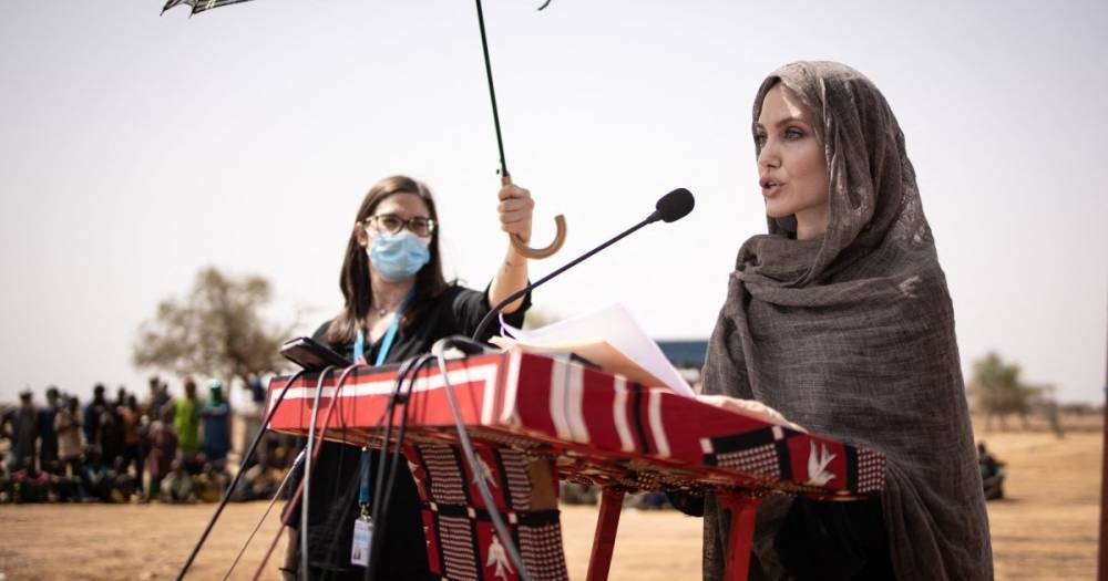 Анджелина Джоли появилась в лагере беженцев в Буркина-Фасо (фото)