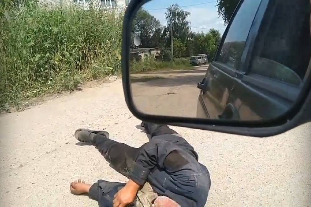 Под Тверью водитель чуть не сбил уснувшего посередине дороги мужчину