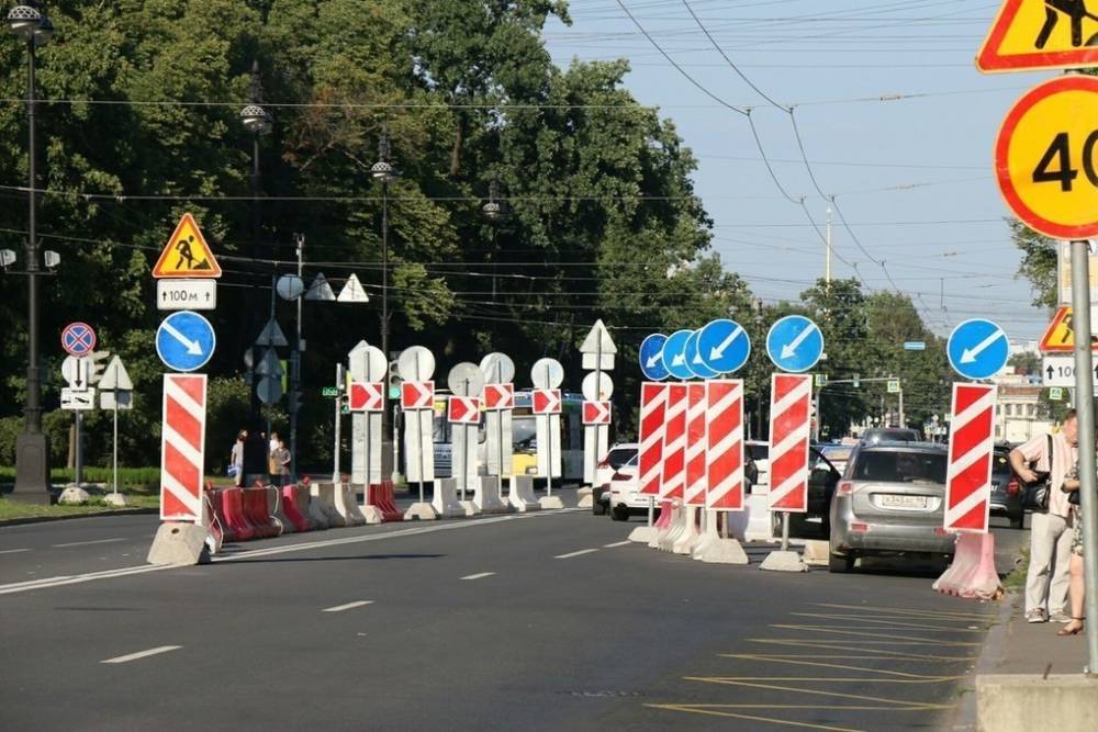 Петербуржцы стоят в пробках в жару из-за ремонта дорог во Всеволожском районе