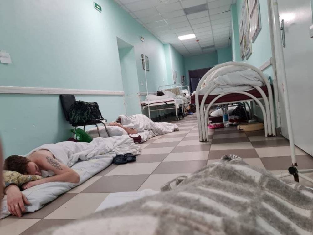 Третья волна ковида в Петербурге глазами врачей скорых, чиновников и антипривочников