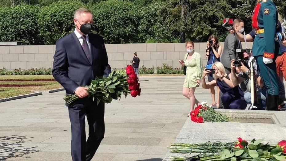 Беглов возложил цветы к монументу "Мать-родина" в День памяти и скорби