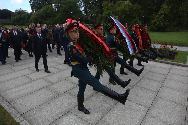 Память погибших в Великую Отечественную войну почтили на Пискаревском кладбище