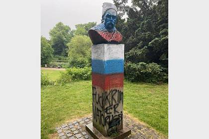 Киев призвал Данию наказать разрисовавших памятник Шевченко в цвета флага России