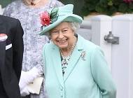 В ярком наряде и с ослепительной улыбкой: королева Елизавета на скачках в Аскоте