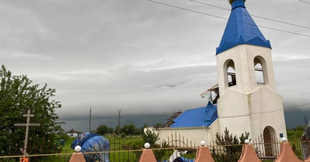 Под Одессой ураган сорвал купол и крышу с храма (ФОТО)