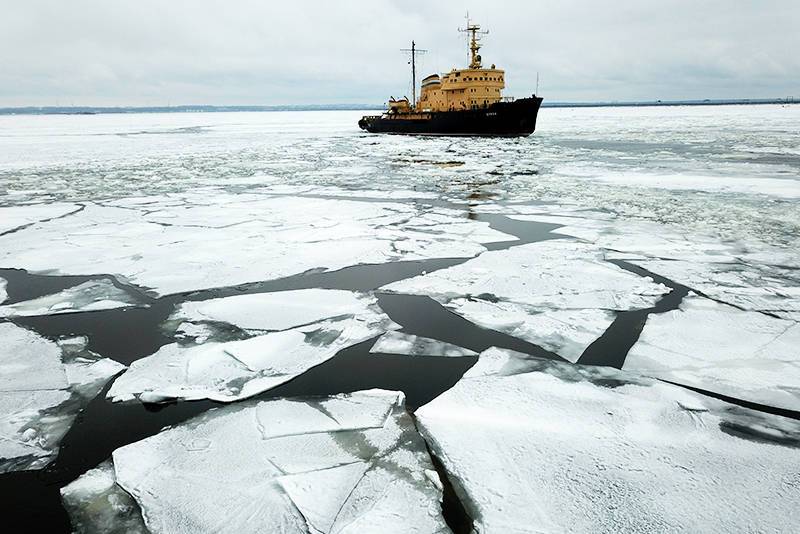 Медведев: работу России в Арктике пытаются ограничить