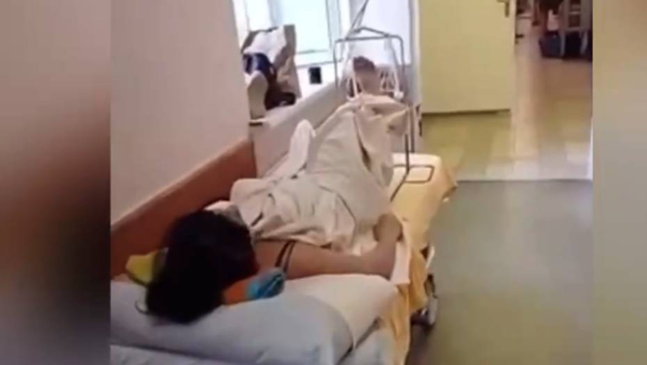 Пациентов петербургских больниц продолжают лечить в коридорах