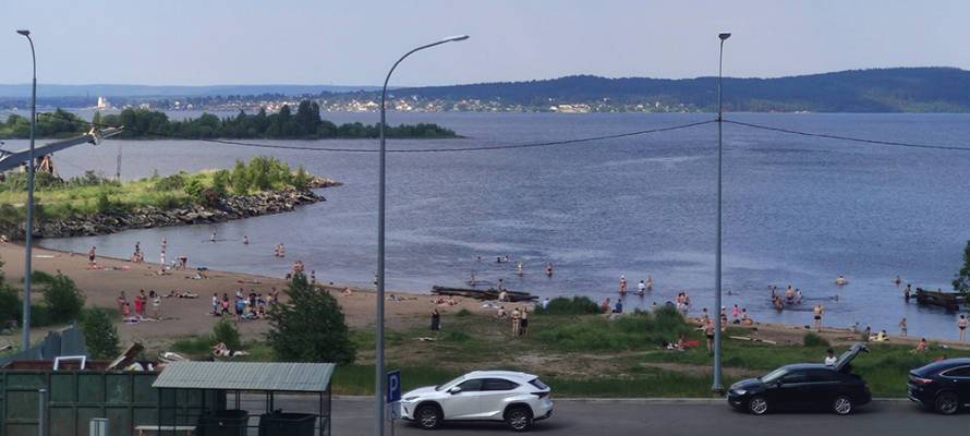 Несанкционированное купание устроили в жару жители Петрозаводска на пляже, где недавно утонули подростки