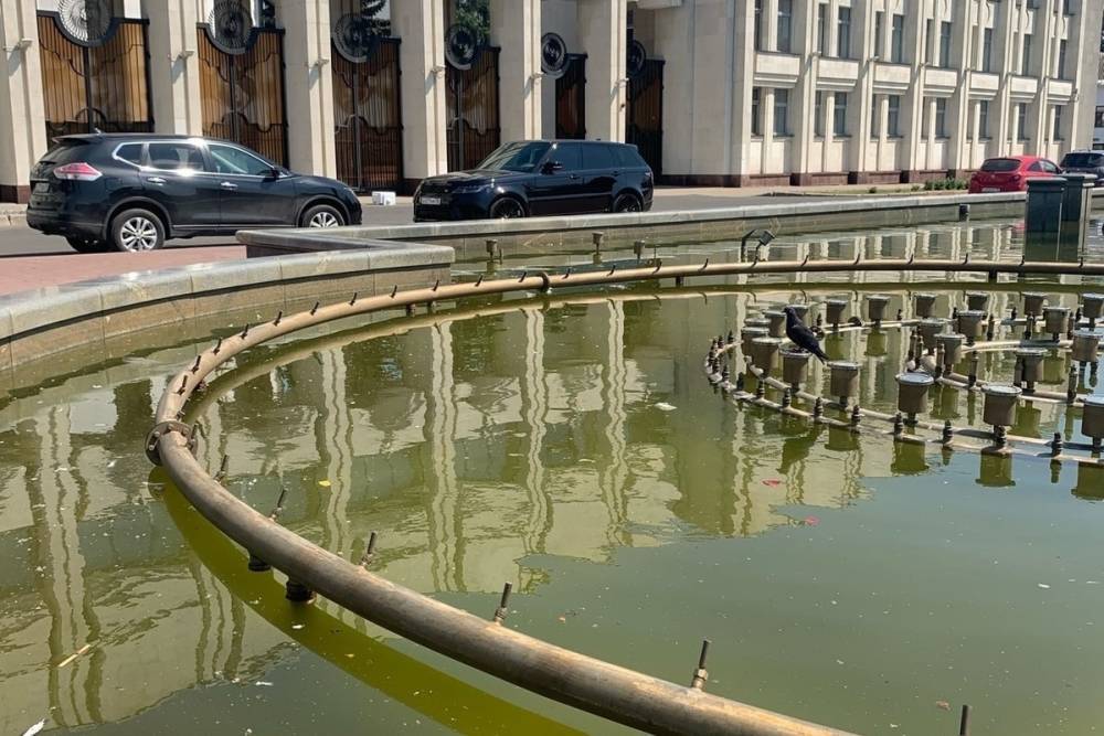 В Ярославле фонтан под окнами губернатора превратился в болото