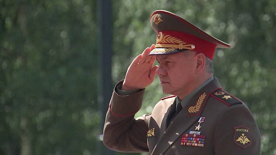 Министр обороны Сергей Шойгу почтил молчанием память погибших в Великой Отечественной войне