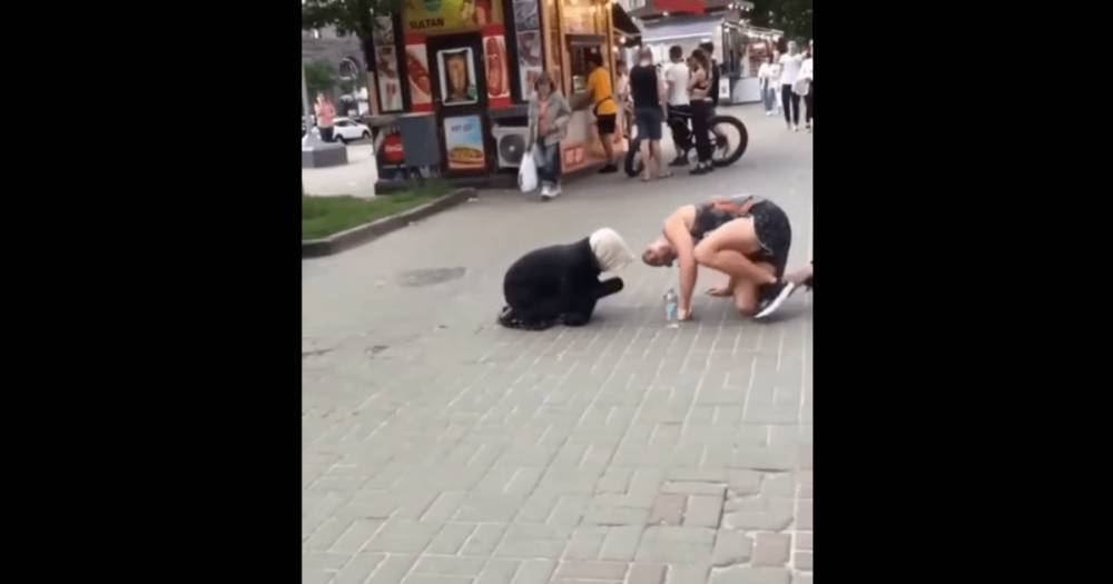 "Усы покажи свои": в Киеве разоблачили мужчину, который просил деньги под видом бабушки (видео)